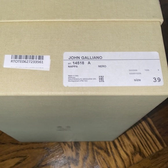JOHN GALLIANO Brand New in Box super comfy
Chain-Trim Leather Sandals - Picture 14 of 14